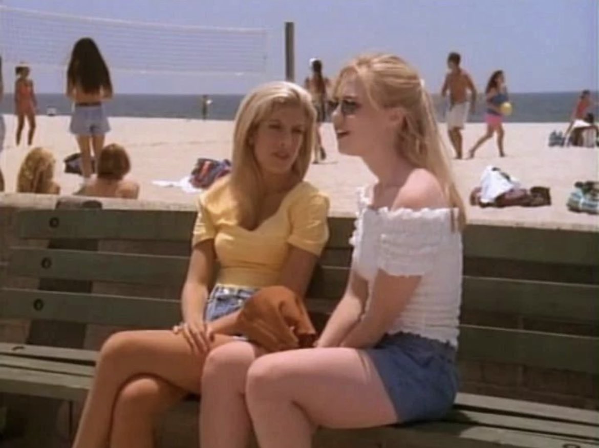 brujaespecial's tweet photo. #WaybackWednesday to the ‘90s. Kelly from Beverly Hills 90210 with the outfit inspo. #90sRule 🤘🏼 https://t.co/rWuBMj2u0d