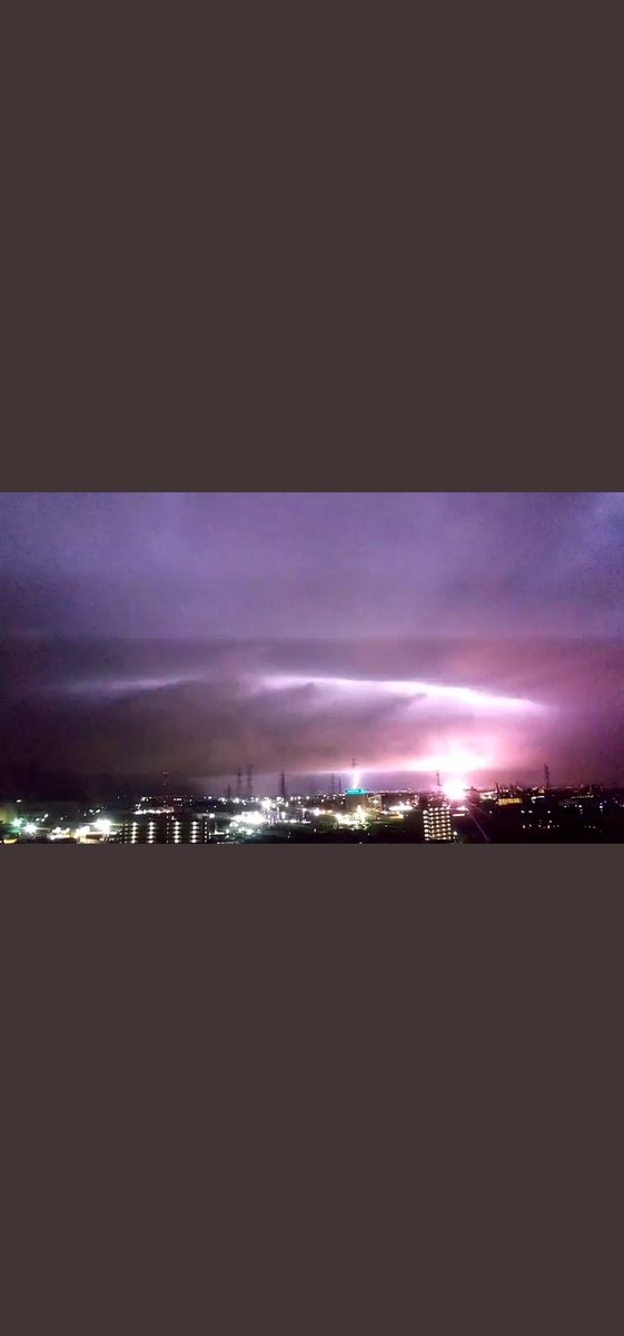 During the earthquake in Japan today, a strange light was seen coming from the sky to the earth!

#地震 
 #Earthquake pic.x.com/a3ugpnjRaw