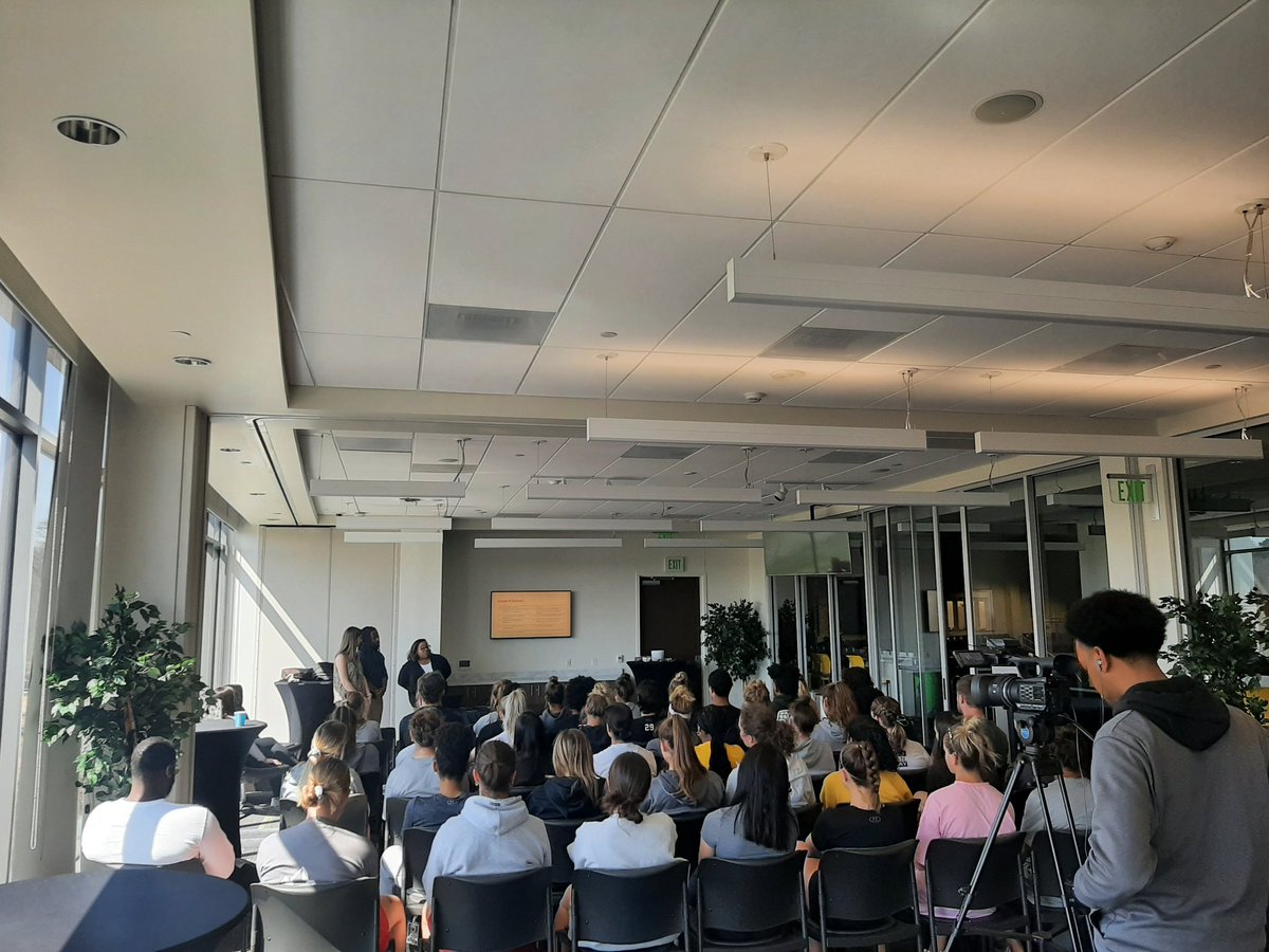 BMBarrio's tweet photo. Great turnout for our #RetrieverProject workshop for SA's on tools for coping with stress and anxiety.  @UMBCAthletics sports medicine team is doing great work proactively addressing mental health challenges our students face. #RetrieverNation 🐕🙂 https://t.co/4aQkcEcp9m