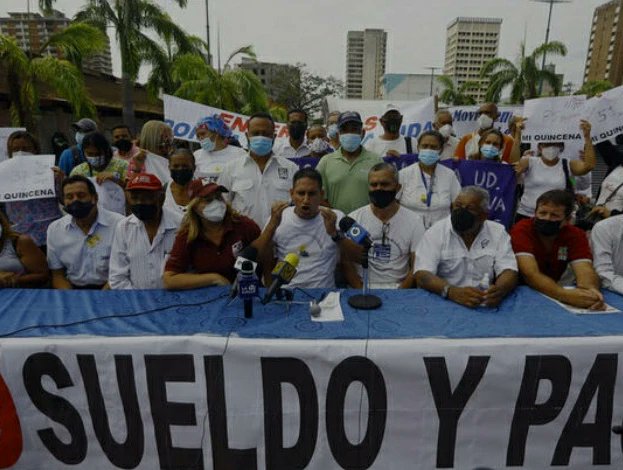julioporlavida's tweet photo. Carabobo | Exigimos a Nicolas Maduro que publique los salarios de la administración pública.
Ya estamos cansados de cuentos. Salarios en Petros 2018 y en el 2021 para prestaciones fue un engaño, lingoticos oro de ahorro, otro fraude.
#PagosYa, #SalariosYa Fotos @jchernandez69 https://t.co/2YeMDs4Nfs