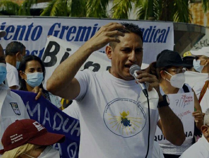 julioporlavida's tweet photo. Carabobo | Exigimos a Nicolas Maduro que publique los salarios de la administración pública.
Ya estamos cansados de cuentos. Salarios en Petros 2018 y en el 2021 para prestaciones fue un engaño, lingoticos oro de ahorro, otro fraude.
#PagosYa, #SalariosYa Fotos @jchernandez69 https://t.co/2YeMDs4Nfs
