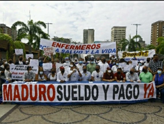 julioporlavida's tweet photo. Carabobo | Exigimos a Nicolas Maduro que publique los salarios de la administración pública.
Ya estamos cansados de cuentos. Salarios en Petros 2018 y en el 2021 para prestaciones fue un engaño, lingoticos oro de ahorro, otro fraude.
#PagosYa, #SalariosYa Fotos @jchernandez69 https://t.co/2YeMDs4Nfs