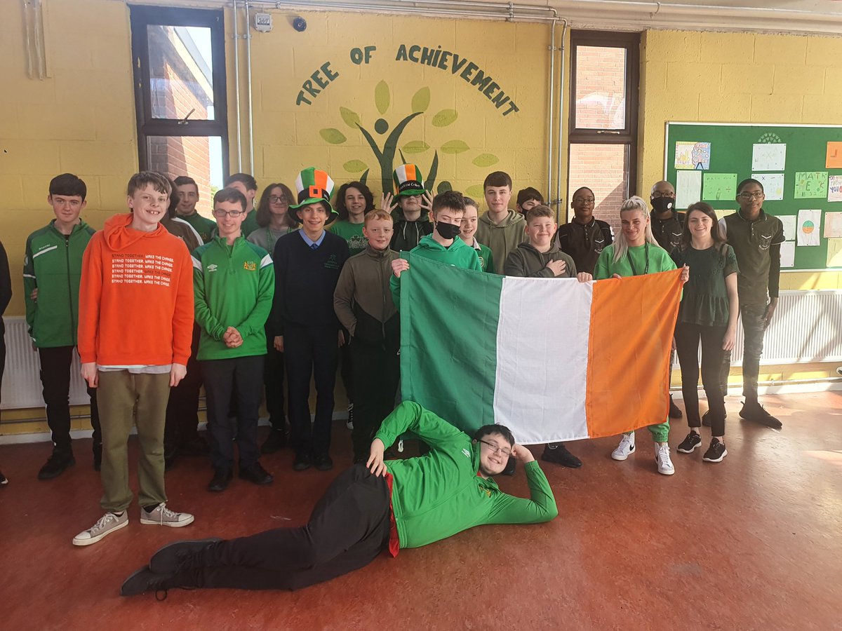 GreenhillsColl's tweet photo. Iarracht mhór ó gach duine inniu le haghaidh Lá Fhéile Pádraig agus Lá Glas! #fundraiser #bumbleance #greenday https://t.co/95YbiH7DSI