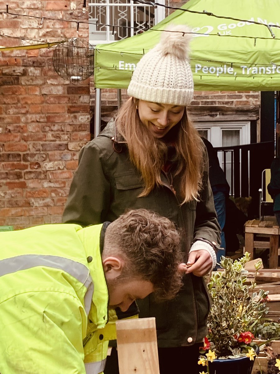 gneighbours_uk's tweet photo. Well, that was epic! Rain? No fuss for fantastic @NestleUKI employee volunteers via @YorkCares! With amazing @YSJVolunteering students and our regular volunteers they built beautiful stools and bug houses, sowed seeds and more! 👏💚🙌 #goodneighboursuk #community #york #gnuk https://t.co/LzWJvHF0HC