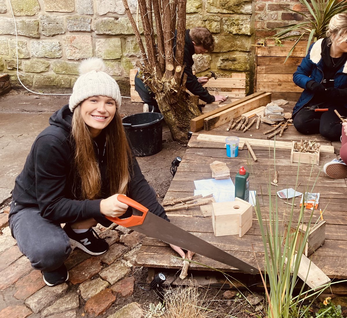 gneighbours_uk's tweet photo. Well, that was epic! Rain? No fuss for fantastic @NestleUKI employee volunteers via @YorkCares! With amazing @YSJVolunteering students and our regular volunteers they built beautiful stools and bug houses, sowed seeds and more! 👏💚🙌 #goodneighboursuk #community #york #gnuk https://t.co/LzWJvHF0HC