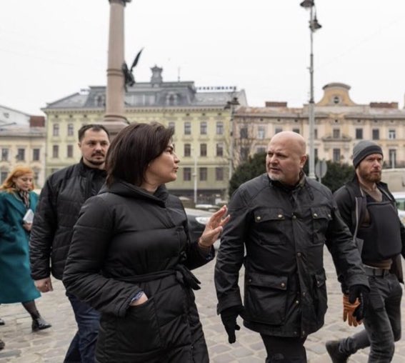 lilianaf523's tweet photo. UCRANIA. El Fiscal de la Corte Penal Internacional KARIM KHAN llegó a Kyiv con el propósito de dar inicio a la investigación de crímenes de guerra cometidos por el ejército ruso. https://t.co/LnN6Lbet34