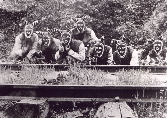 PalatinePuritan's tweet photo. THREAD:

When guerrillas in the Civil War left the Ozark back country on the brink of anarchy, a vigilante group known as the "Bald Knobbers" emerged from the hills and attempted to reinstate law and order.

Their story is one of bizarre action and violence that lives on today. https://t.co/juMbvqIvt3