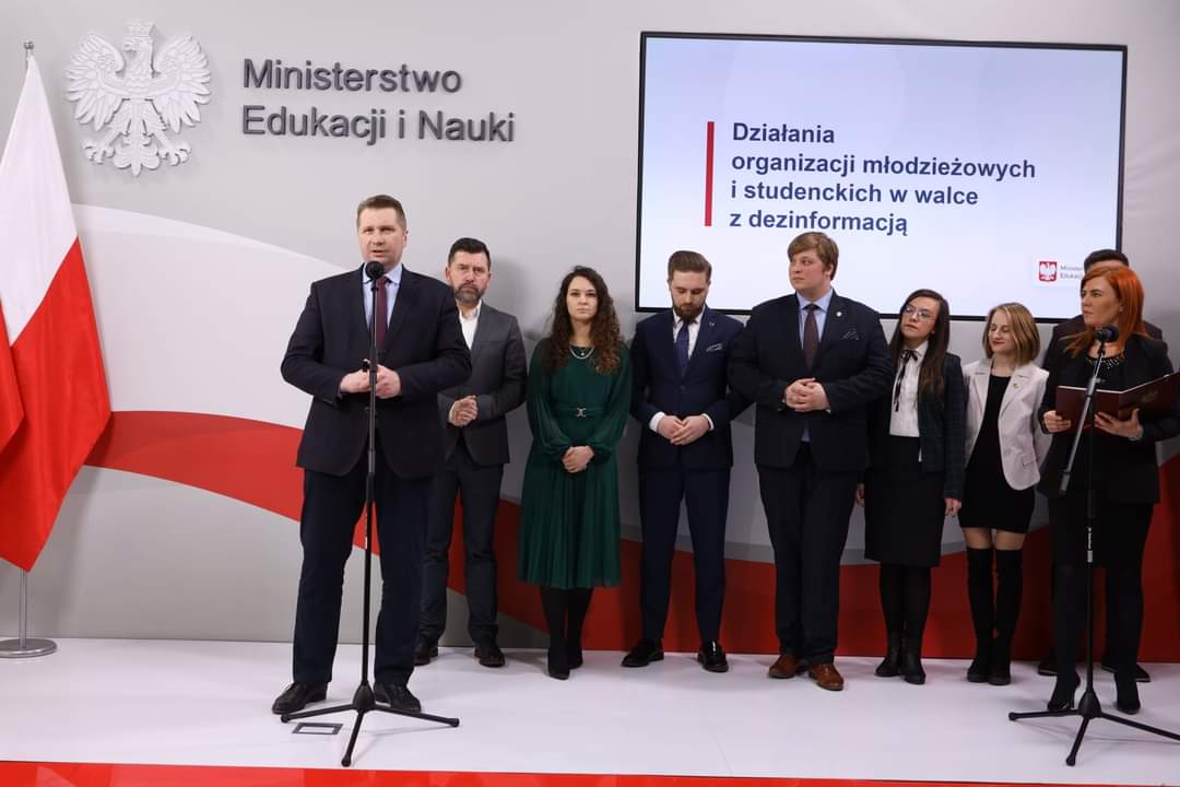 Jarosław Olszewski (@jaroslaw_olsz) on Twitter photo Reprezentacja KRD uczestniczyła dzisiaj w konferencji prasowej <a href="/MEIN_GOV_PL/">Ministerstwo Edukacji i Nauki</a> w sprawie przeciwdzialania dezinformacji szerzona w związku z inwazja na Ukrainę. W imieniu <a href="/KRDedupl/">Krajowa Reprezentacja Doktorantów</a> zapewniam, że będziemy wspierać Resort na czele z Ministrem <a href="/CzarnekP/">Przemysław Czarnek</a> w walce z fake newsami. Reprezentacja KRD uczestniczyła dzisiaj w konferencji prasowej <a href="/MEIN_GOV_PL/">Ministerstwo Edukacji i Nauki</a> w sprawie przeciwdzialania dezinformacji szerzona w związku z inwazja na Ukrainę. W imieniu <a href="/KRDedupl/">Krajowa Reprezentacja Doktorantów</a> zapewniam, że będziemy wspierać Resort na czele z Ministrem <a href="/CzarnekP/">Przemysław Czarnek</a> w walce z fake newsami.