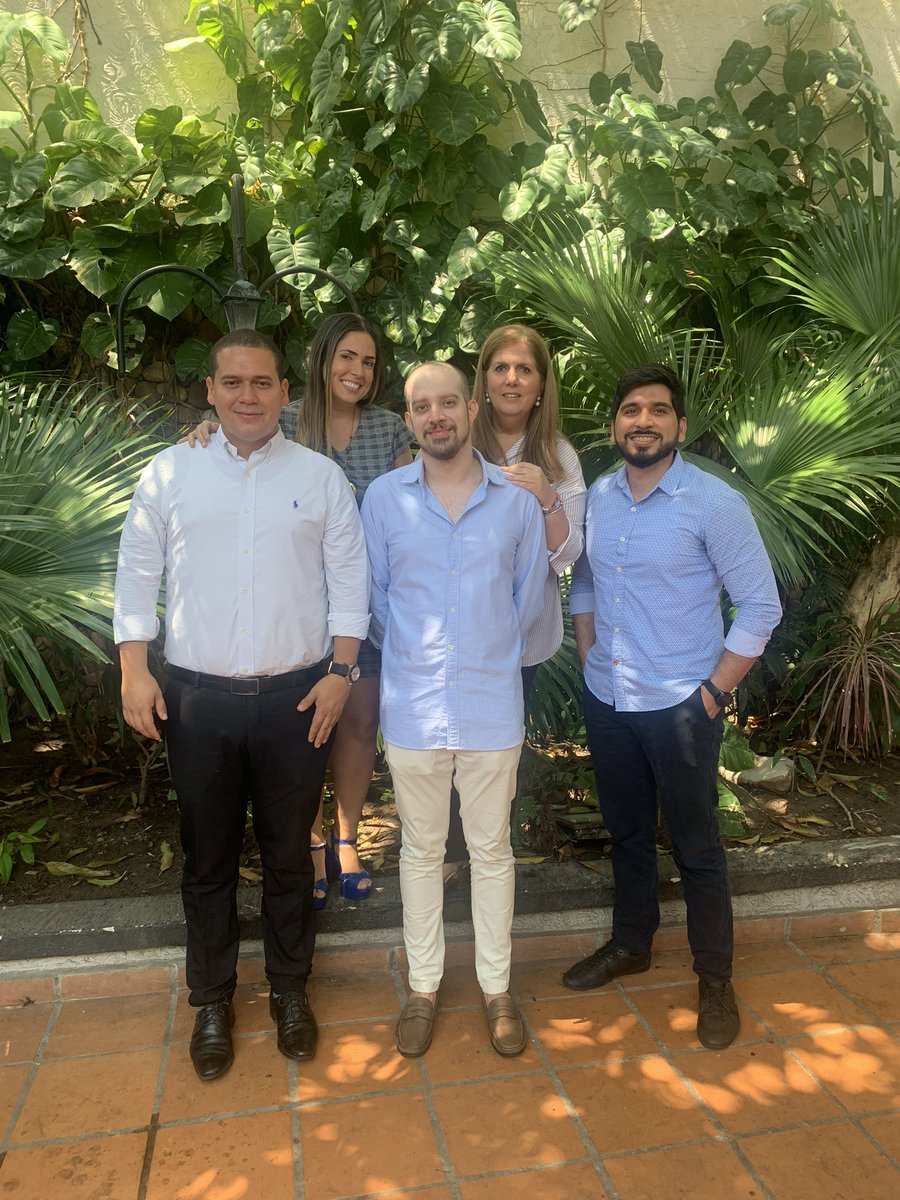 vaneguerrero08's tweet photo. Trabajar con amigos, también te da la oportunidad de echar cuentos, reír, relajarte y sentirte en tu círculo de confianza 💜 @MoiseCarrillO @hcombita @acostarincon94 🚀☀️ https://t.co/GSDpVPgzTG