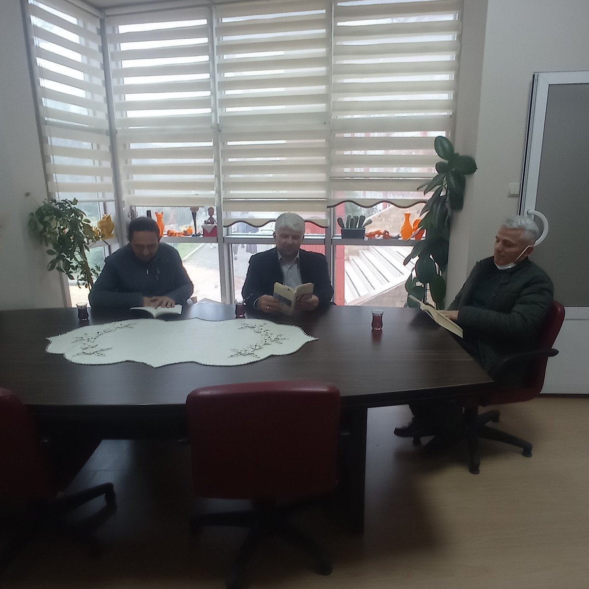 HavvaPolat0835's tweet photo. Kitaplar, zamanın büyük denizinde dikilmiş deniz  fenerleridir.   #osmaniyeokuyor https://t.co/BxMslJWcEV