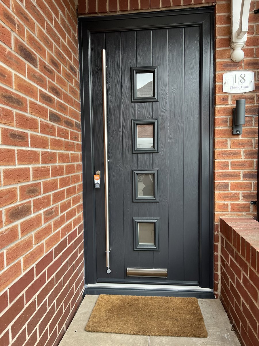 YourNextDoor1's tweet photo. A proper front of house upgrade with the eye catching @FutureProduct30 Wellow 4 Solidcore in Anthracite Grey showing off the Long bar handle and the impregnable @UltionLock thumb turn locking system👌                                 
Another happy customer.    5 ⭐️ https://t.co/io57ktzhIB