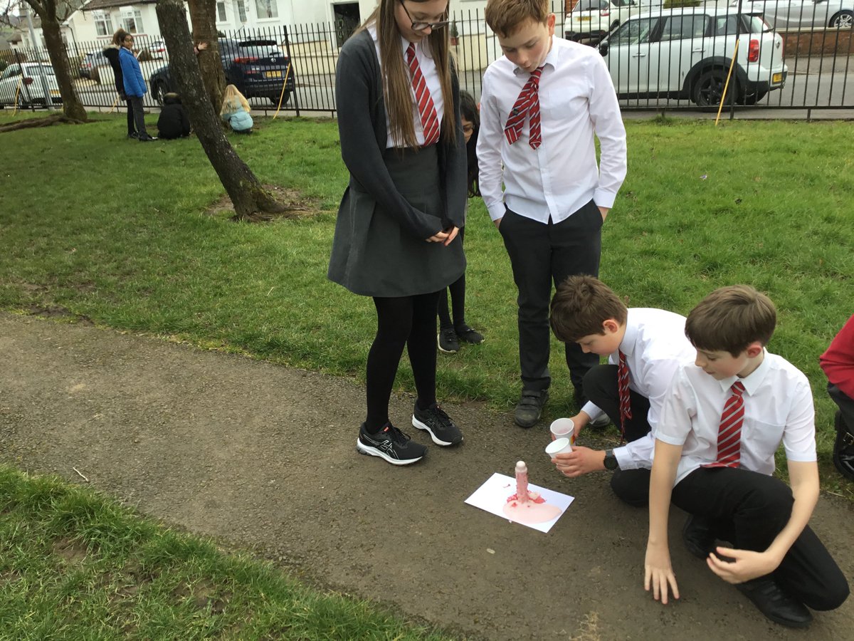 Carolside_PS's tweet photo. More photos of when P7a explored acids and alkalis – testing various household liquids to determine their pH level and making exploding volcanoes using a vinegar solution and a bicarbonate soda solution. #CPSSTEAM #ERSTEM #BSW22 https://t.co/EGMx2wUt1B