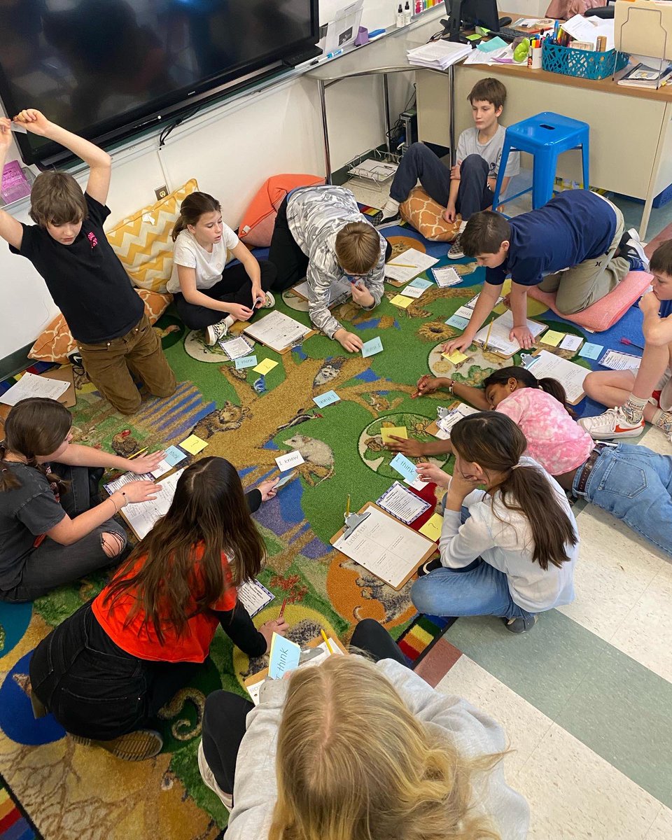 mrskellySLH's tweet photo. 🕷 🕸 A spider web discussion was such a fun way to talk about human impact on the environment! Way to go, 5K! @SLHeights https://t.co/3s3GnYLwSc