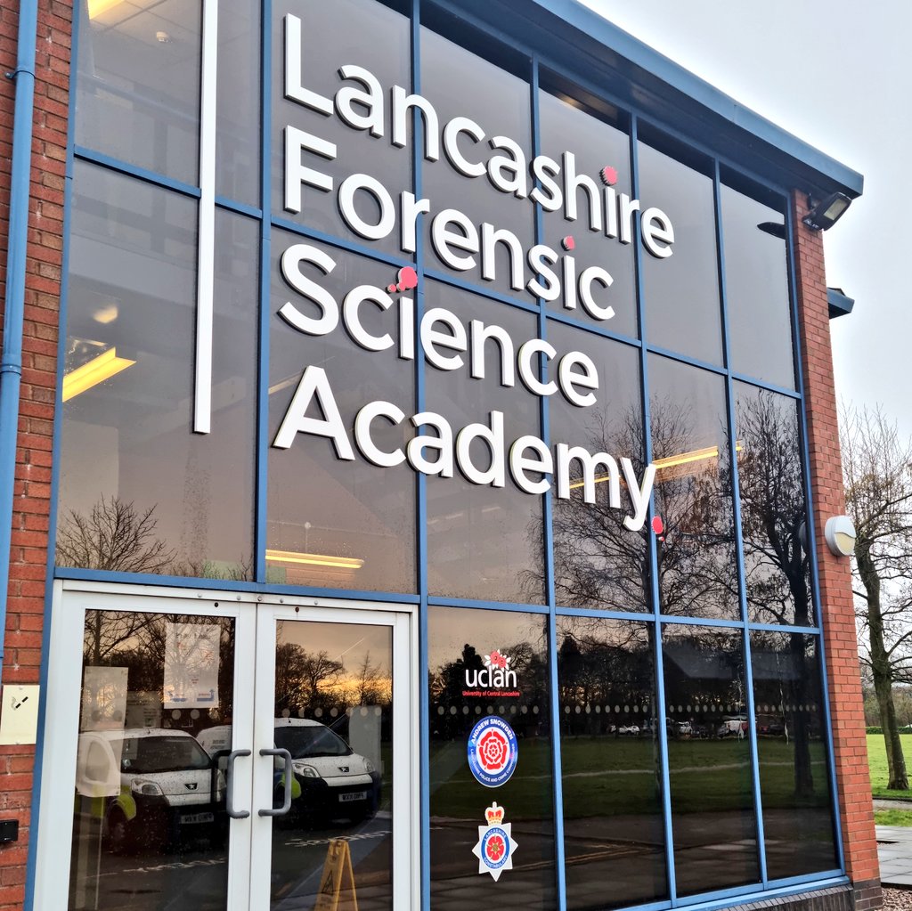 It's been a nostalgic couple of days back in Preston as this new chapter unfolds - a decade after my passion for #ForensicScience &amp; #CriminalInvestigation was ignited here @UCLan. An honour to meet <a href="/LancsPolice/">Lancashire Police</a> Chief Constable Mr Rowley <a href="/LancsFSA/">Lancashire Forensic Science Academy</a> this morning too! 👮🏻‍♂️🔎🥼