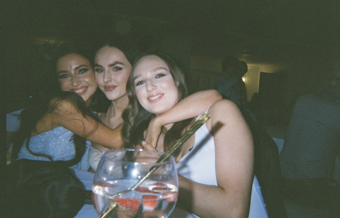 hankellyy's tweet photo. Cutest pics from my 21st 🥰✨ https://t.co/6hW5rEikp5