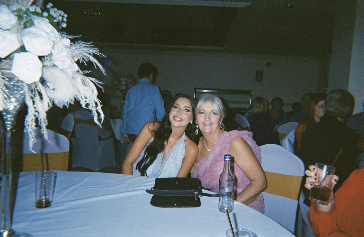 hankellyy's tweet photo. Cutest pics from my 21st 🥰✨ https://t.co/6hW5rEikp5