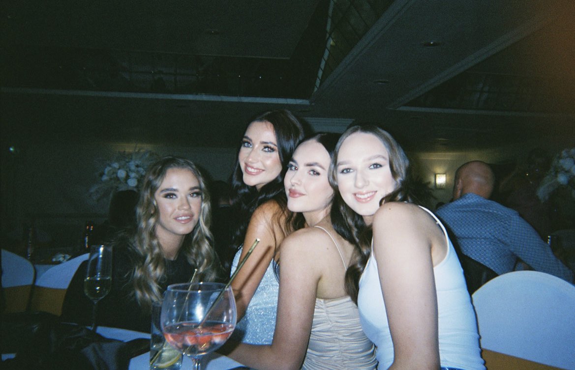 hankellyy's tweet photo. Cutest pics from my 21st 🥰✨ https://t.co/6hW5rEikp5