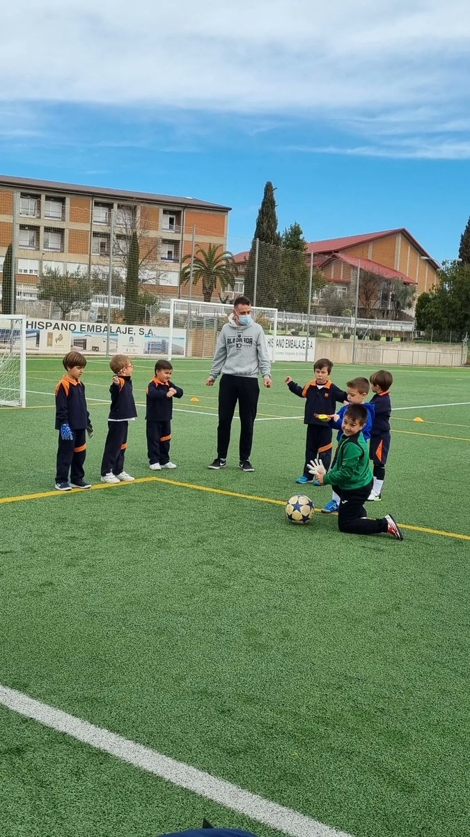 Nuestros Prebenjamines de fútbol se han estrenado este finde en su primer partido, con una victoria de 9-4! 
Que enormes son estos pequeñajos! ⚽️⚽️
#futbolalborada #somosalborada