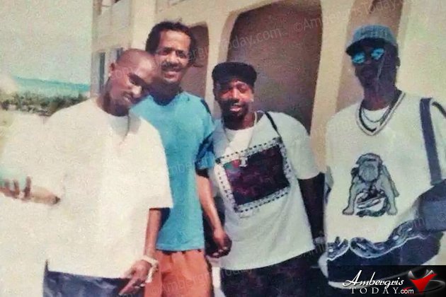 HockeyRapper's tweet photo. .@SnoopDogg wearing a Long Beach Ice Dogs jersey. https://t.co/Ea3tFwyHLr