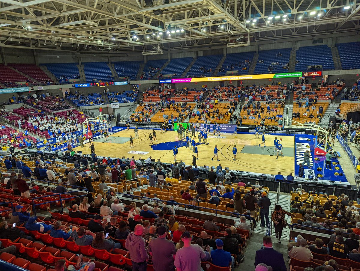 Mr_Smith1979's tweet photo. This time always takes me back to when Clay County made their first tournament in school history 25 years ago. Soak it up fellas. Win or lose. This is something you will always remember. #WVStatebasketballtourney #birdseyeview #ScottSkyhawks #icanhashtag https://t.co/imvY9gmE1d