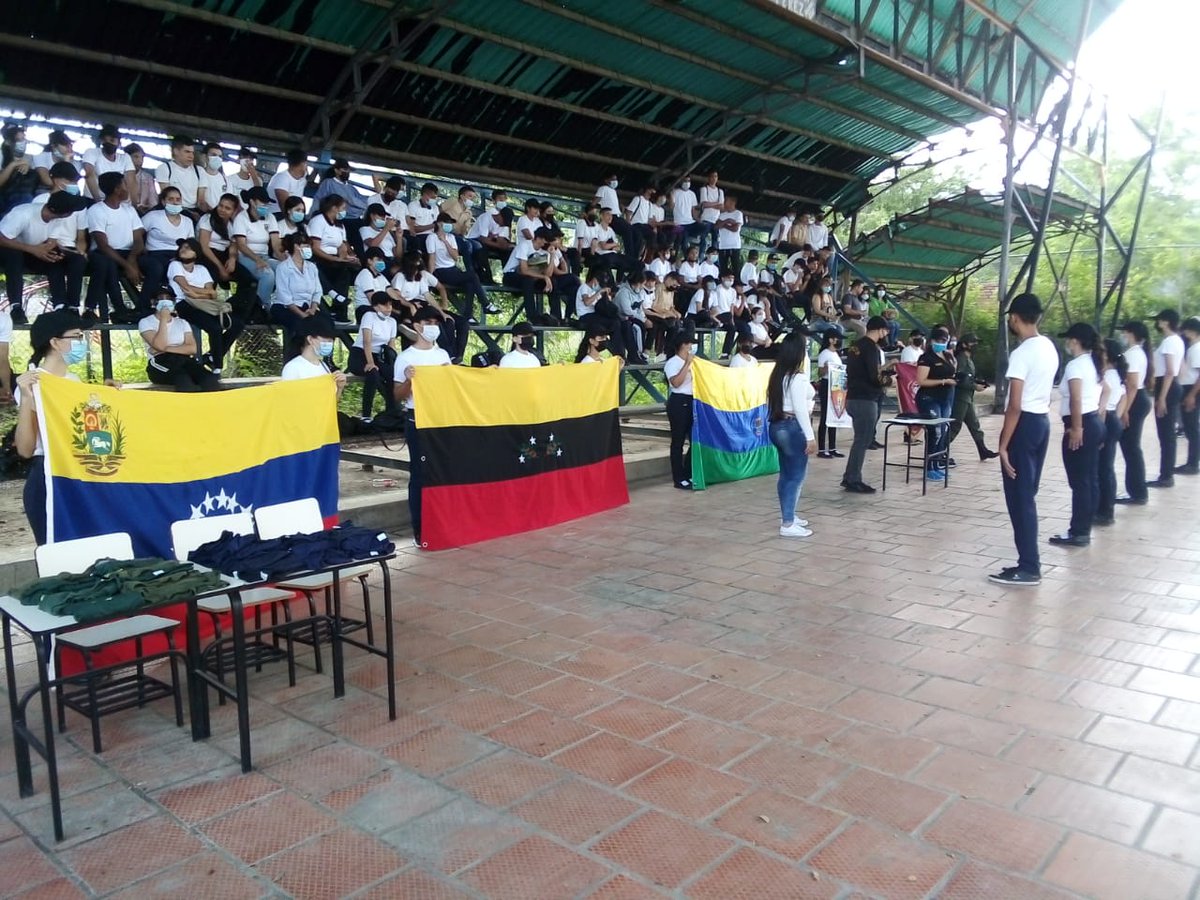 AndersonORomero's tweet photo. Hoy acompañamos a los estudiantes en Acto de ascenso auxiliares de formación para la Soberanía Nacional #Premilitar de #LiceoNacionalEzequielZamora #ETIRSimonBolívar #ColegioMadreTrinidad Felicitamos al Personal Directivo de estás casa de estudio @_LaAvanzadora @Berzabethg1 https://t.co/EhFvvcVdIp