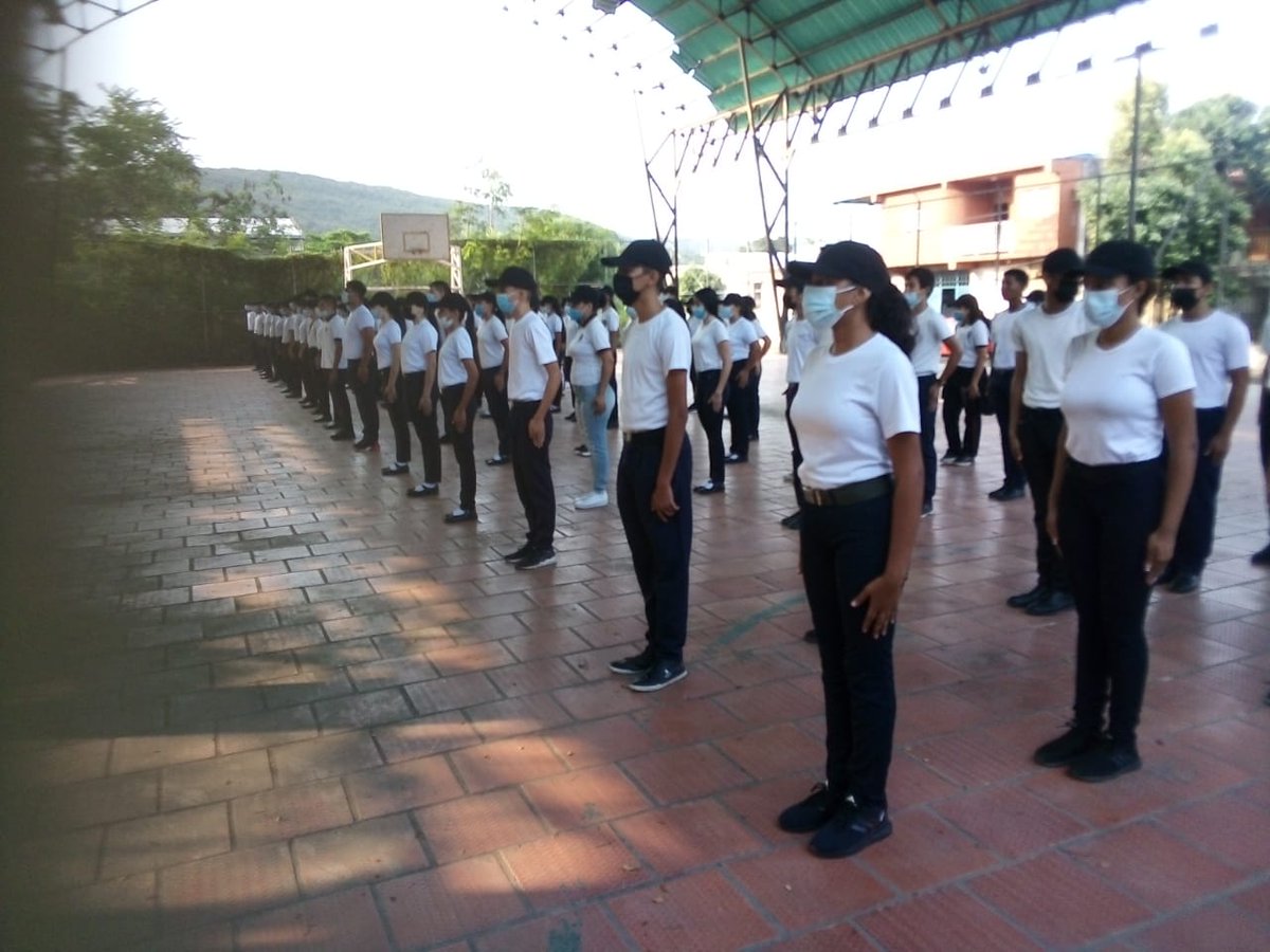 AndersonORomero's tweet photo. Hoy acompañamos a los estudiantes en Acto de ascenso auxiliares de formación para la Soberanía Nacional #Premilitar de #LiceoNacionalEzequielZamora #ETIRSimonBolívar #ColegioMadreTrinidad Felicitamos al Personal Directivo de estás casa de estudio @_LaAvanzadora @Berzabethg1 https://t.co/EhFvvcVdIp
