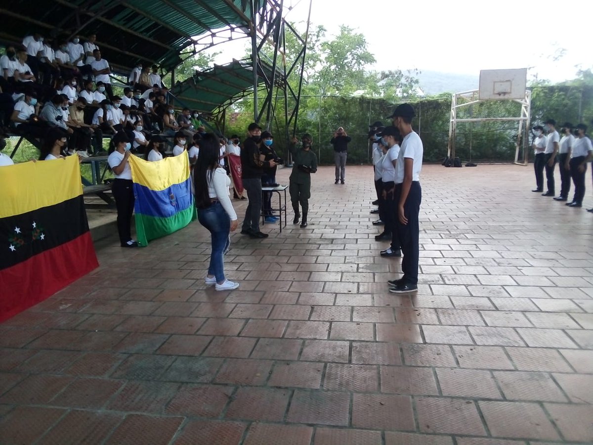 AndersonORomero's tweet photo. Hoy acompañamos a los estudiantes en Acto de ascenso auxiliares de formación para la Soberanía Nacional #Premilitar de #LiceoNacionalEzequielZamora #ETIRSimonBolívar #ColegioMadreTrinidad Felicitamos al Personal Directivo de estás casa de estudio @_LaAvanzadora @Berzabethg1 https://t.co/EhFvvcVdIp