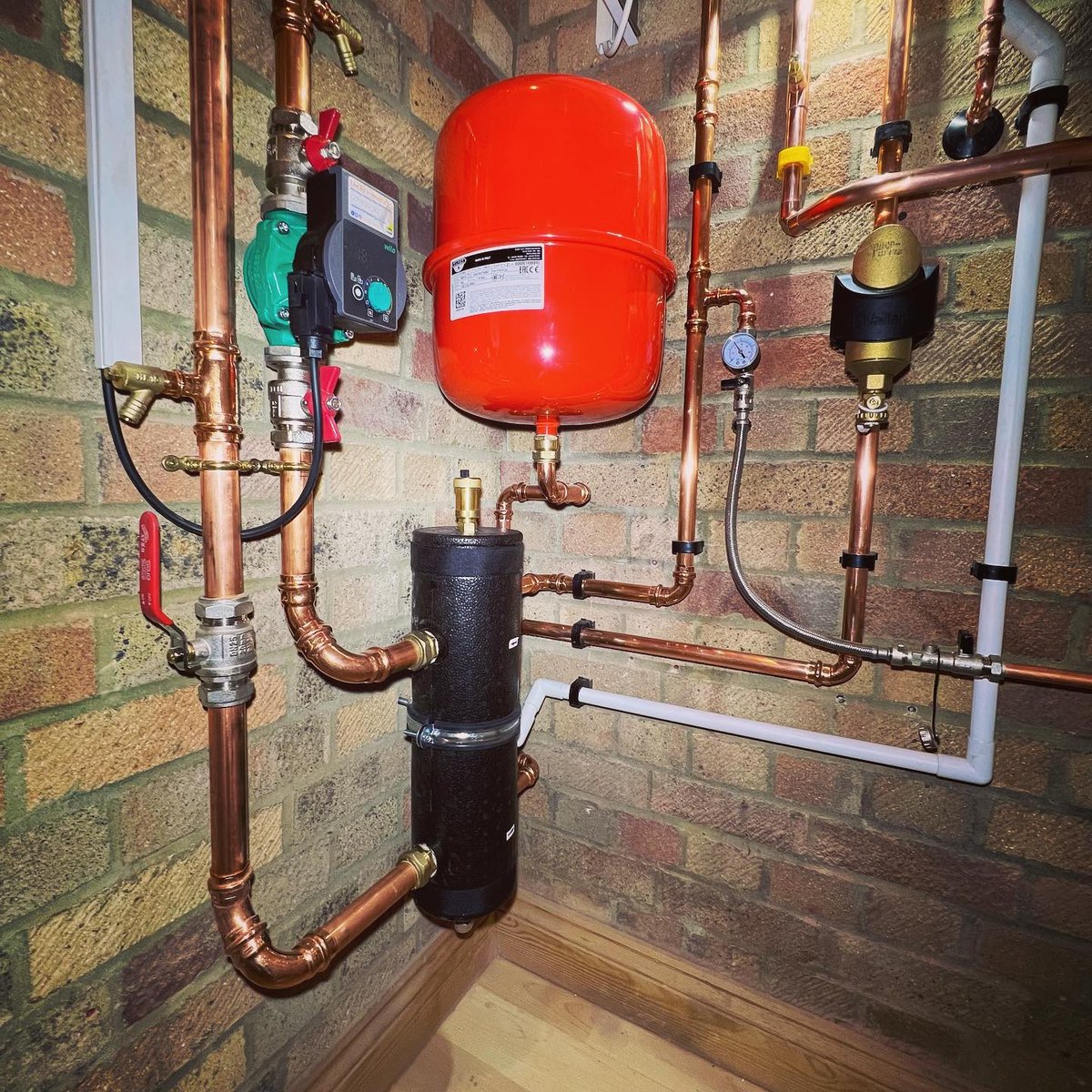 UKTalon's tweet photo. Look how smart our Talon Hinged Clips look on this impressive boiler install by @irbheating 😄
Find your local stockist today!
https://t.co/4dMktkBGkV
#talon #plumbing #boiler #install #plumber #pipeclips https://t.co/AifyxdfKcW