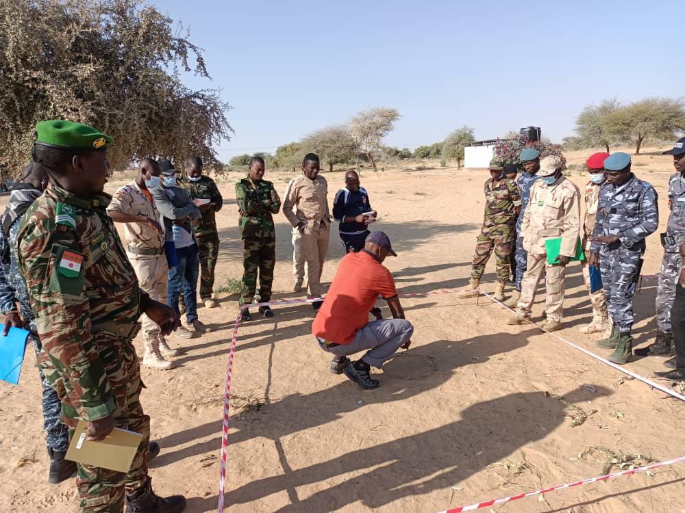 UNMAS's tweet photo. #Niger – 37 membres des Forces Nigériennes opérationnels dans les régions de #Diffa et #Tillabéri ont reçu une formation de trois jours afin de renforcer leurs #capacités à faire face aux #EEIs en toute sécurité, et ainsi #protéger leur communauté. https://t.co/ioGClDZJHM