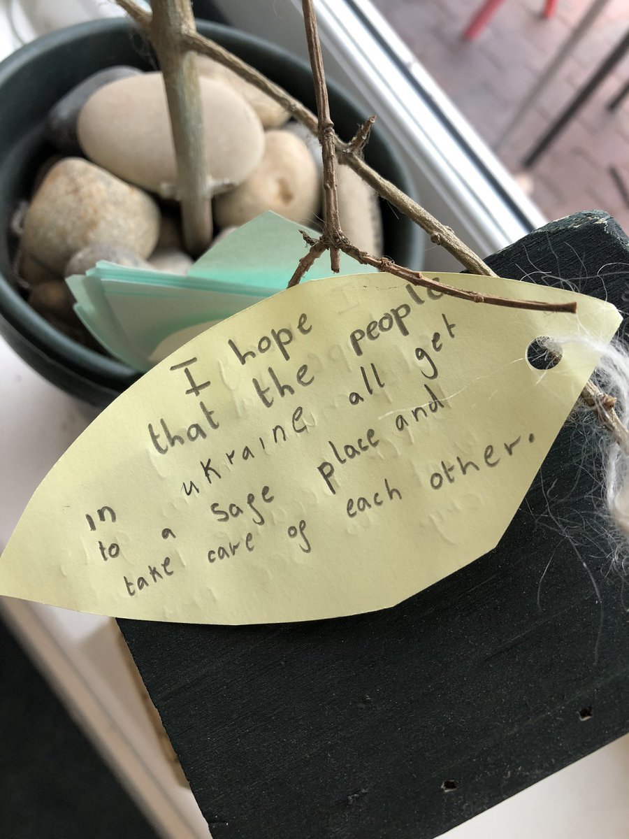 JennyRo68074561's tweet photo. Sending our love and thoughts to the people in Ukraine. #prayertree #PrayersForUkraine #primaryschool https://t.co/l4eVMzXcP1