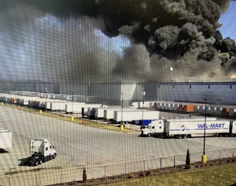 ClintErbacherTV's tweet photo. WalMart distribution center on fire in #Plainfield #Indy @WTHRcom 📷courtesy: Christopher Duncan https://t.co/VLDVmo4KFO