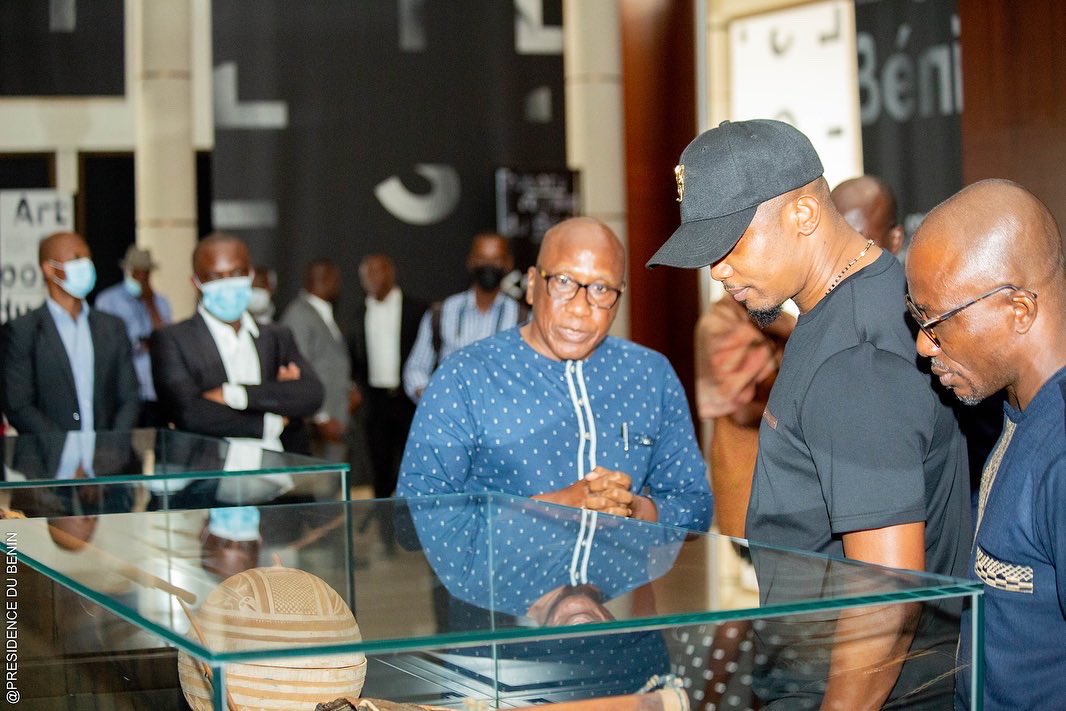 SamuelEtoo's tweet photo. There’s a power in being able to tell our own stories and reclaim our history. I felt deeply inspired visiting the Benin Art Expo and viewing the 26 historic artifacts that were returned to Benin last year. Congratulations President @PatriceTalonPR on this incredible victory. https://t.co/l1B1RCB0gx