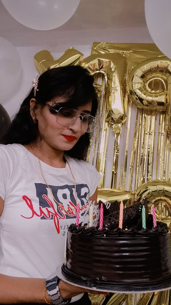 KomalAngel14's tweet photo. #It's my birthday 🍫🍫🍫🥰 https://t.co/Qr06VtkJWz