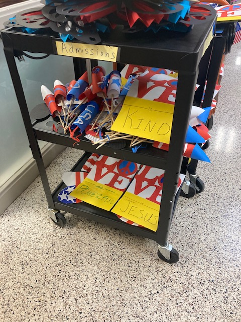 rmhdesmoines's tweet photo. We are #thankful! One of the art classes at Dowling Catholic made a variety of door decorations and centerpieces for both Houses. Thank you, Dowling! https://t.co/be1hZk1CVj