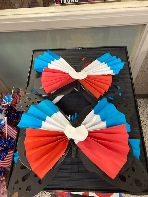 rmhdesmoines's tweet photo. We are #thankful! One of the art classes at Dowling Catholic made a variety of door decorations and centerpieces for both Houses. Thank you, Dowling! https://t.co/be1hZk1CVj