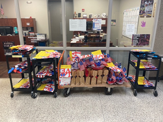 We are #thankful! One of the art classes at Dowling Catholic made a variety of door decorations and centerpieces for both Houses. Thank you, Dowling!