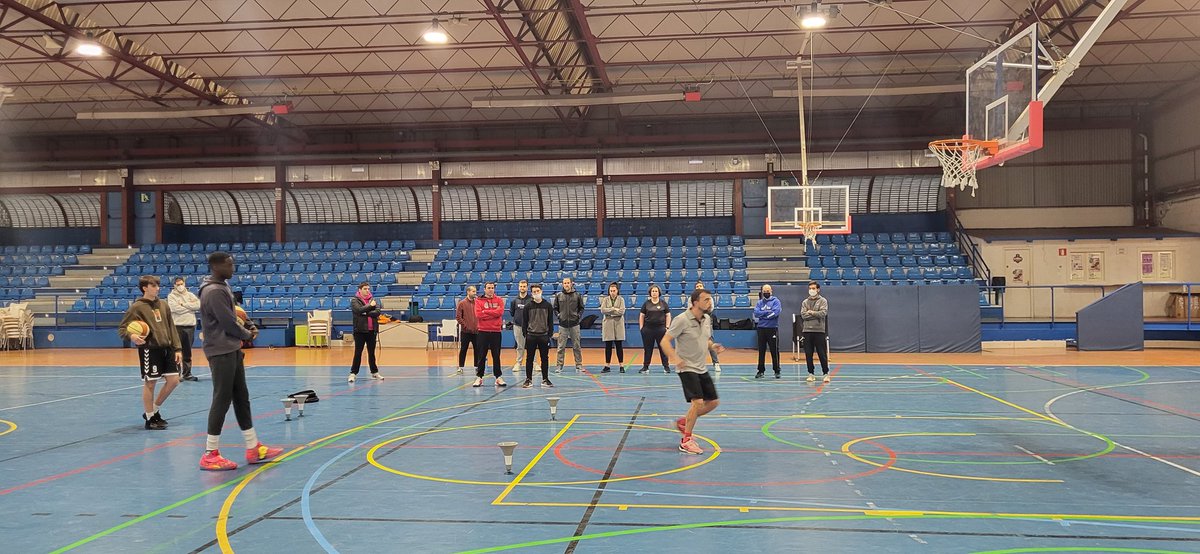 icamarero71's tweet photo. Hoy en el curso nivel 2 @bilbaobasket @joseangamote nos explica las aplicaciones del paso 0 en las diferentes recepciones y finalizaciones. https://t.co/fz3b8dIUUO