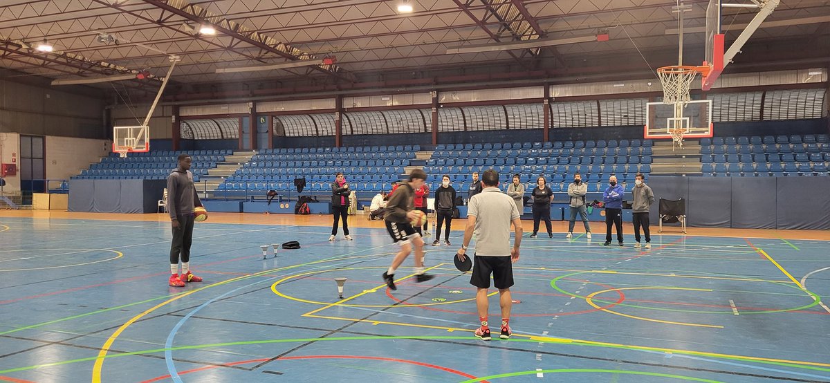icamarero71's tweet photo. Hoy en el curso nivel 2 @bilbaobasket @joseangamote nos explica las aplicaciones del paso 0 en las diferentes recepciones y finalizaciones. https://t.co/fz3b8dIUUO