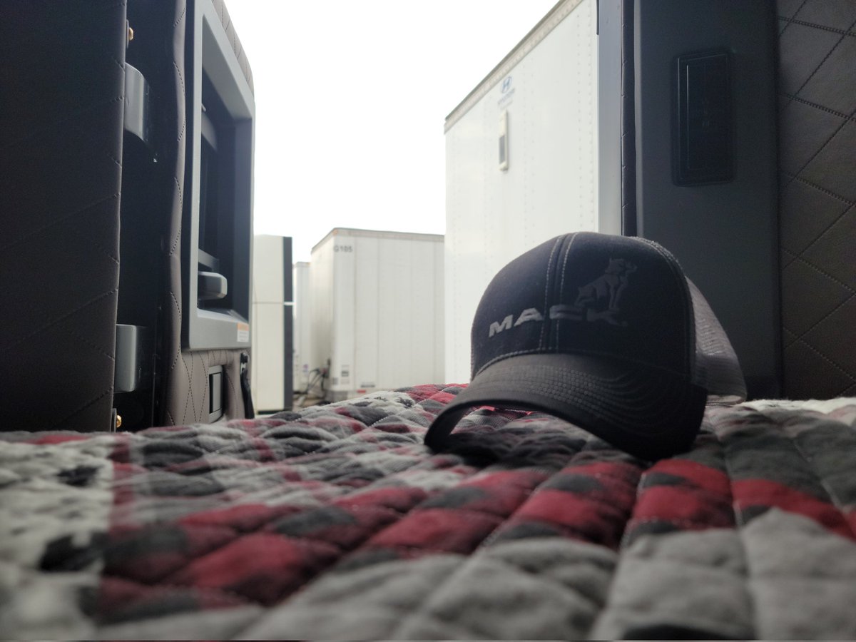 hellbenthagen's tweet photo. Gorgeous day to open the door to the dog house and let the cool air inside. One could say I'm living my best #MackLife. #ifyouknowyouknow #trucking #truckerlife https://t.co/ms54Yn5WVj