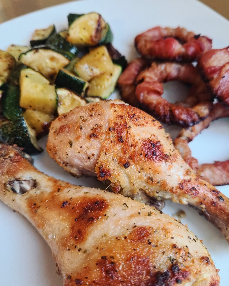 KetoDietEasy's tweet photo. Ranch Chicken Drumsticks▪︎Bacon Wrapped O-Rings▪︎Sautéed Zucchini
.
Keto Diet is the most easy way to lose 10 lbs in 1 week
.
👉Click link in @KetoDietEasy 's bio to Join Now👈
----
#lowcarbmeal #ketodinner #lowcarbhighfat #ranchchicken #easymeal #chickendinner #chicken https://t.co/GTamjQEFYf