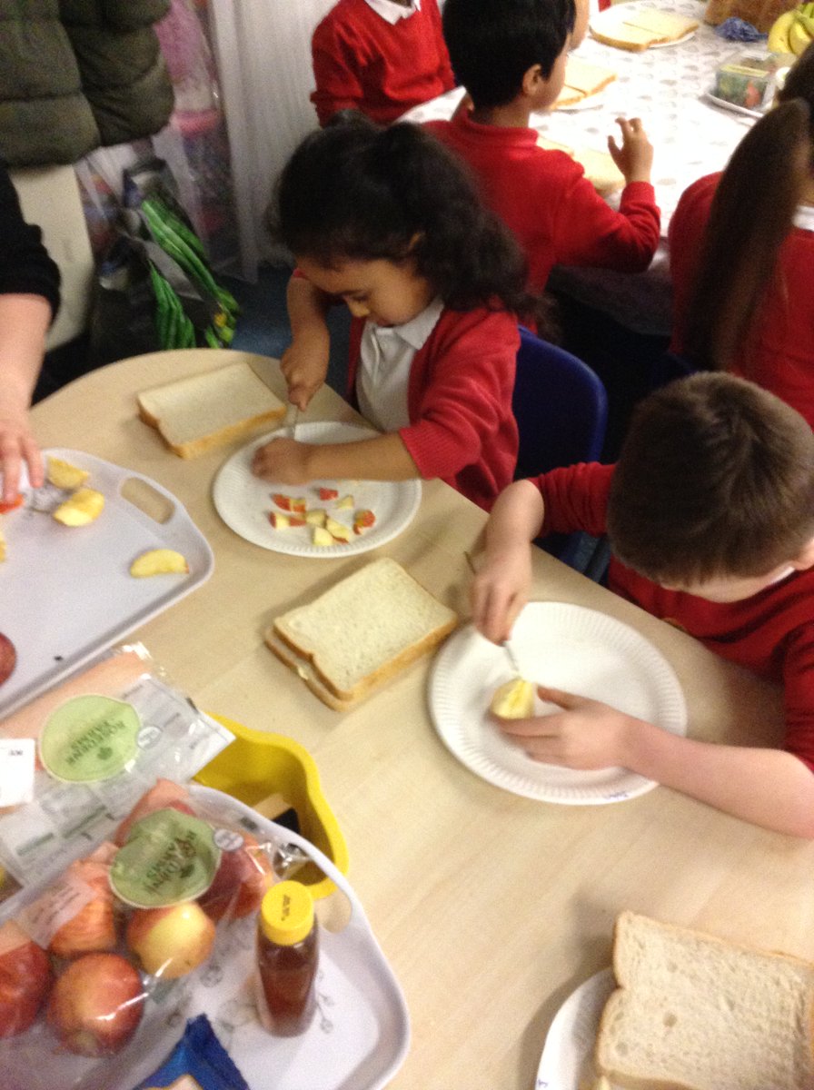 PillReception's tweet photo. Reception were hard at work today designing and making their Welsh ingredient sandwiches - yummy 🍞🍅🍓🧀🏴󠁧󠁢󠁷󠁬󠁳󠁿🙂 https://t.co/q3Covngm6z
