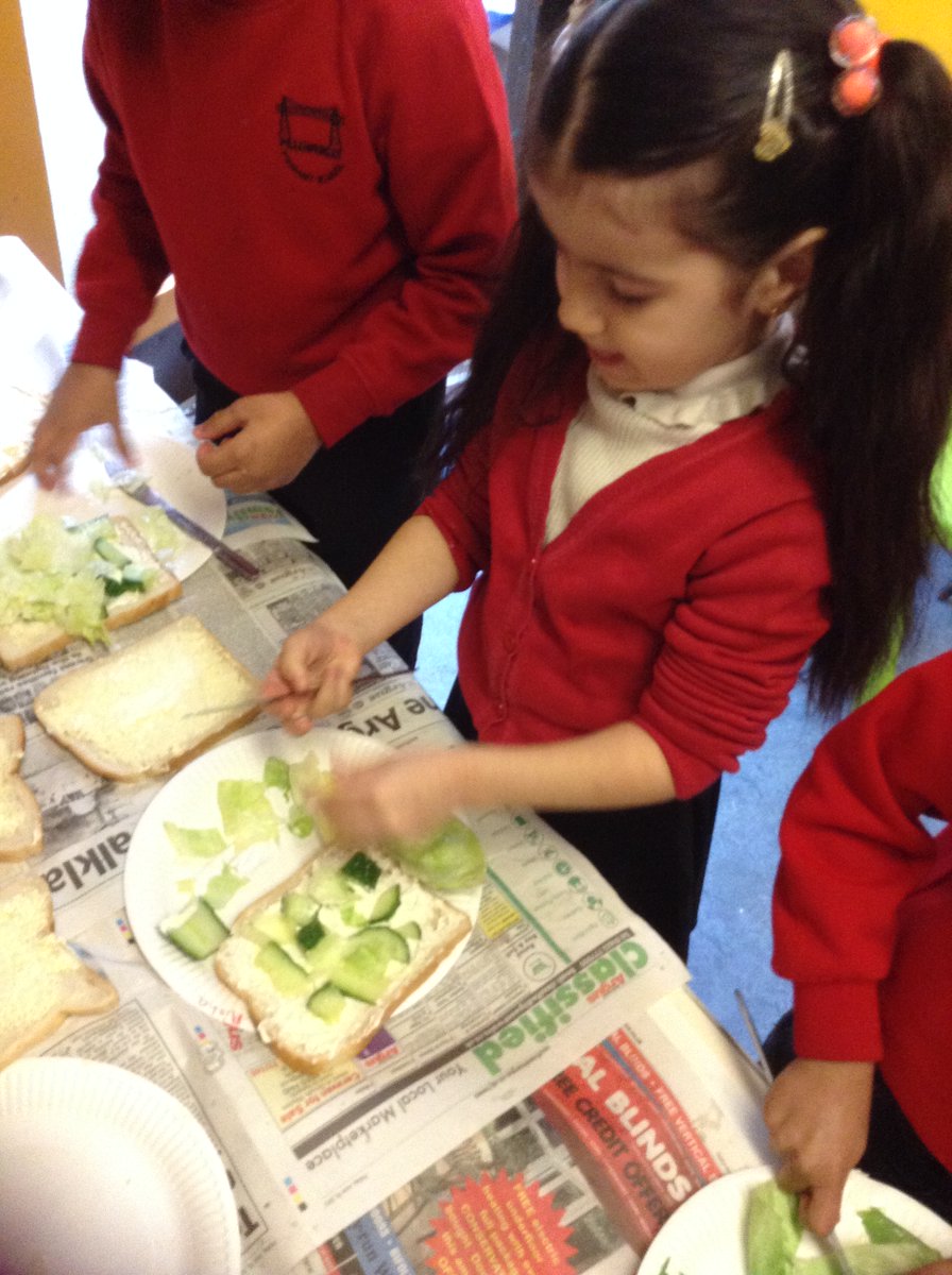 PillReception's tweet photo. Reception were hard at work today designing and making their Welsh ingredient sandwiches - yummy 🍞🍅🍓🧀🏴󠁧󠁢󠁷󠁬󠁳󠁿🙂 https://t.co/q3Covngm6z