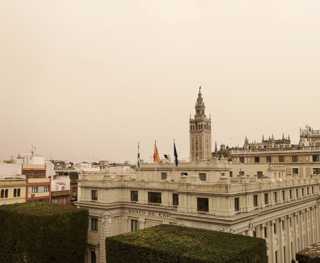 Ayto_Sevilla's tweet photo. 🟠La calima ha llegado a #Sevilla, por las altas concentraciones de polvo sahariano en suspensión.

📈 @AEMET_Esp informa de que esta situación ensucia superficies, provoca reducción de la visibilidad y que la calidad del aire sea desfavorable.

📝Sigue estas recomendaciones: https://t.co/KBCUByMoyv