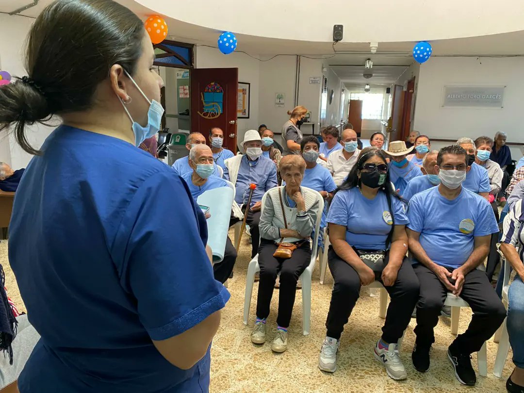 ucc_medellin's tweet photo. El grupo de Brigadistas solidarios, de la Facultad de Odontología, en compañía de la Facultad de Derecho, estuvieron en el Hogar Geriátrico Refugio de Ancianos, donde realizaron acciones de promoción de la salud bucal con 76 abuelitos. #ADNSolidario https://t.co/n6rlpl8e4Q