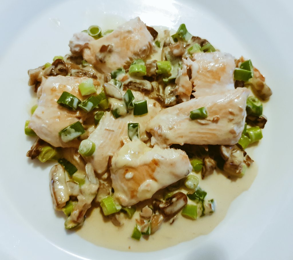 Grayson_and_mum's tweet photo. Dinner for tonight 🔪 Salmon with mushrooms, spring onion &amp; a touch of double cream #Health #HealthyFood
#healthylifestyle #Food #Foodies https://t.co/xOKbmeJoNC