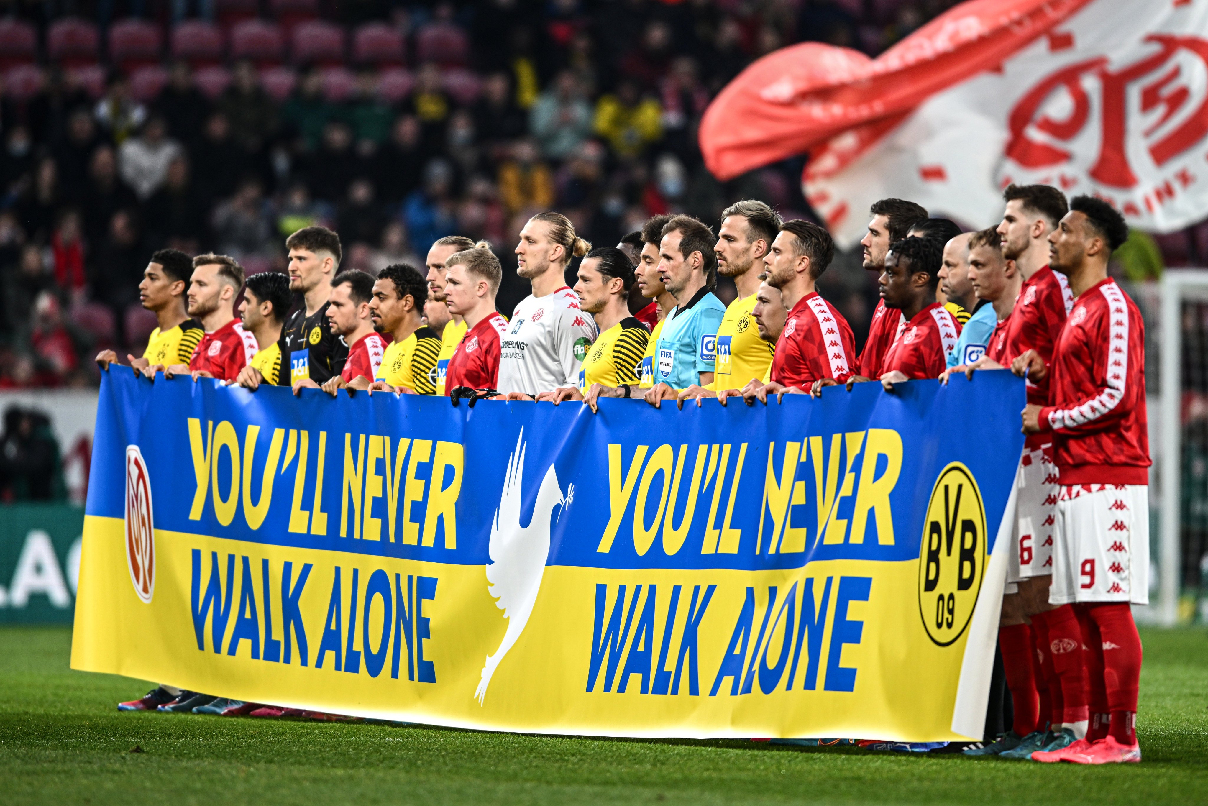 B/R Football on Twitter: "Dortmund and Mainz held up "You'll Never Walk  Alone" signs in support of Ukraine ahead of their match today  https://t.co/7E8s2N7HJw" / Twitter