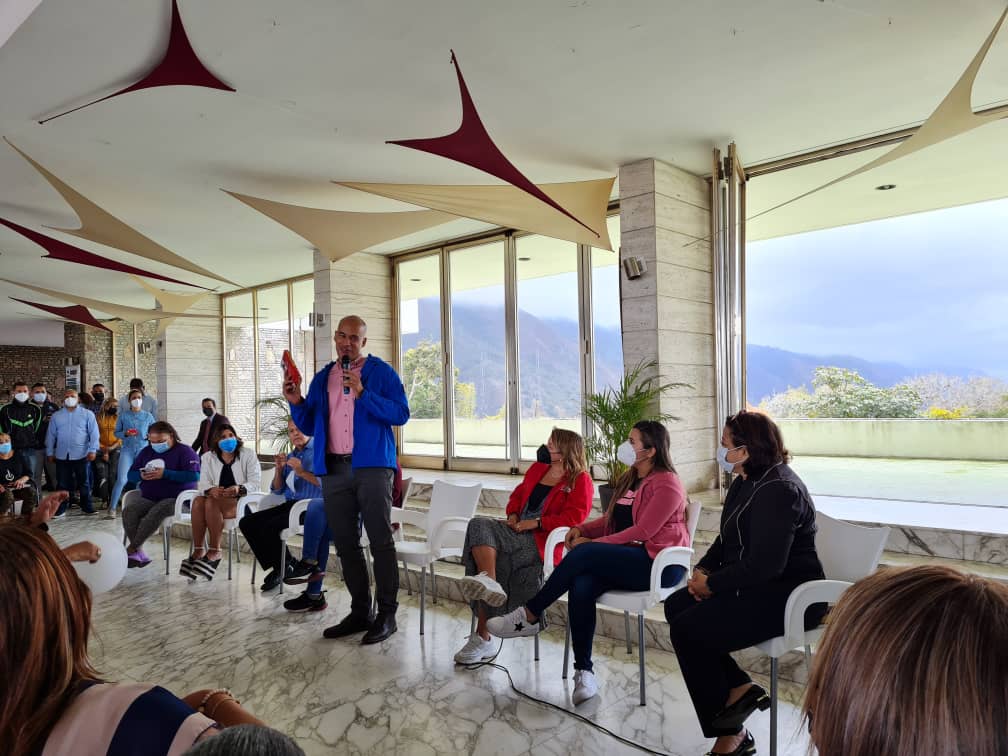 wisely_alvarez's tweet photo. Celebramos encuentro de lideresas  mirandinas con nuestro gobernador, Héctor Rodríguez. Incorporaremos en la agenda feminista todas las áreas que nos hagan fortalecer la participación igualitaria y justa de las mujeres.
.
@HectoRodriguez
#MujeresMiranda 
#FreeAlexSaab https://t.co/FoW8qvSTNQ