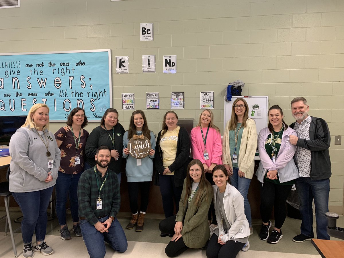 jencook80's tweet photo. So thankful for these people, but especially grateful for Ms. Lusk. We are so proud of the work that she has done in the 6th grade house over the past couple of months. We love you Annabelle! @mgmgators https://t.co/iH7WfkFz0P