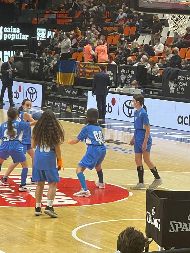 escuelassj's tweet photo. #FemEscola
#JesuitasValencia #150SJ
#150años  #150anys 

Aquí tenemos a la sección d #’baloncesto del #clubdeportivo del colegio  disfrutando del partido de @valenciabasket y ade+ de jugar en los cambios en la misma pista. 
Una experiencia inolvidable https://t.co/u8RGqbmuIe