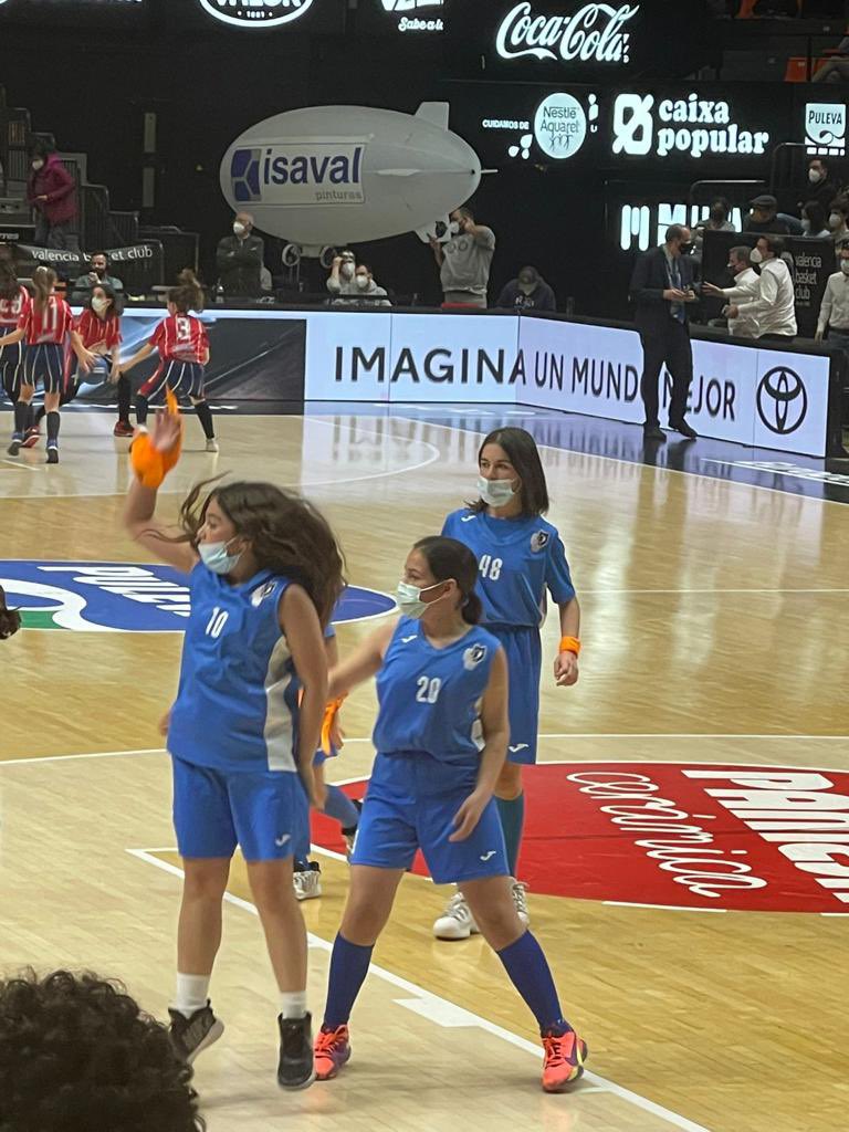 escuelassj's tweet photo. #FemEscola
#JesuitasValencia #150SJ
#150años  #150anys 

Aquí tenemos a la sección d #’baloncesto del #clubdeportivo del colegio  disfrutando del partido de @valenciabasket y ade+ de jugar en los cambios en la misma pista. 
Una experiencia inolvidable https://t.co/u8RGqbmuIe
